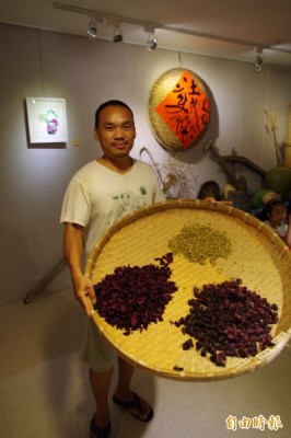楊儒門展示來自土地的美麗五穀作物