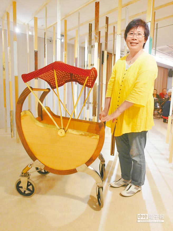63歲呂彩雲阿嬤用對孫子滿滿的愛，親手打造出全台獨一無二的原木娃娃車。（孟祥傑攝）