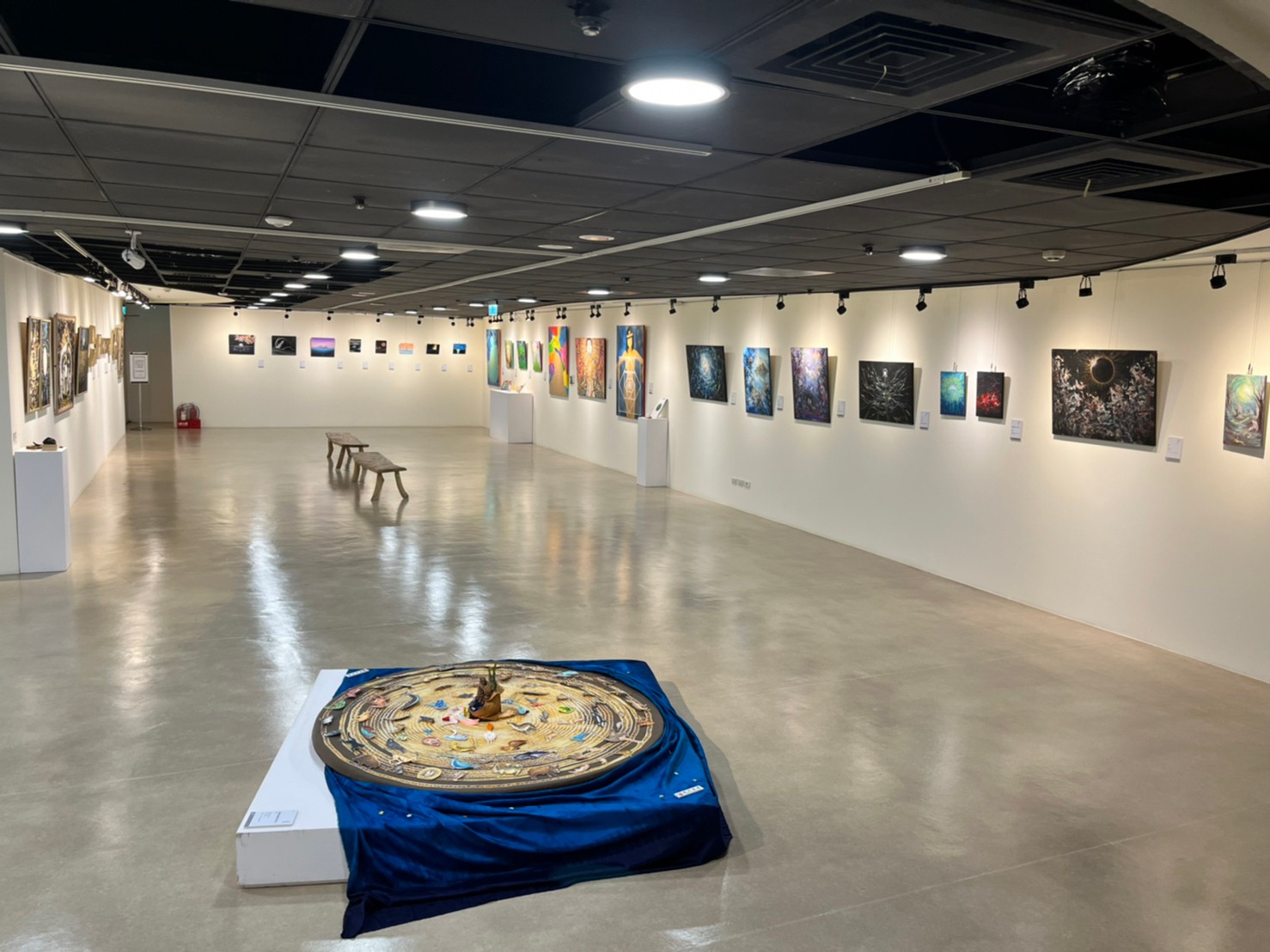 美麗永安×和光天使藝廊7人聯展，能量繪畫展現生命創傷後的愛與豐盛。   圖：新北市文化局提供