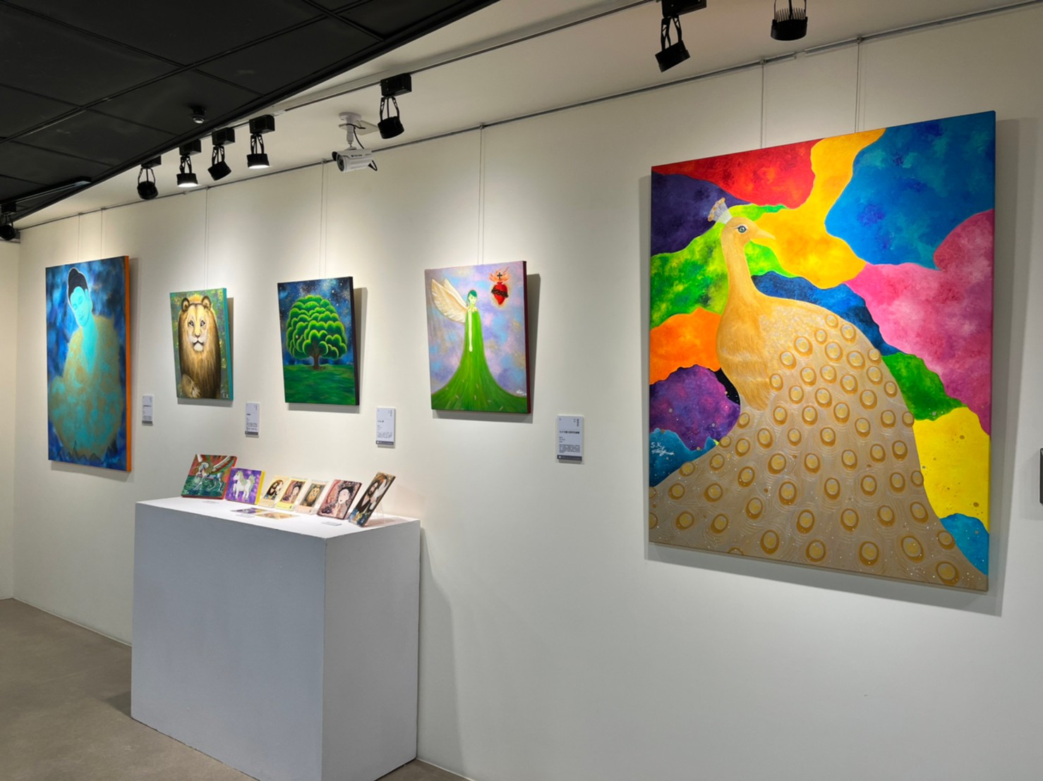 聯展內容涵蓋瀕死經驗、靈魂暗夜及生命創傷轉化而來的靈魂豐盛及療癒能量，各有其生命關注及探討的旨趣。   圖：新北市文化局提供