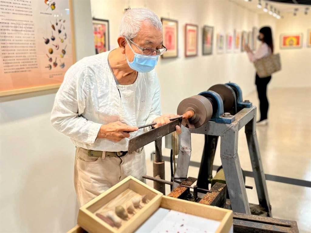 《陀螺100–林永順陀螺展暨新北市藝術教育深耕協會會員剪紙作品展》將安排木作匠師林永順教學削製陀螺。（文化局提供）