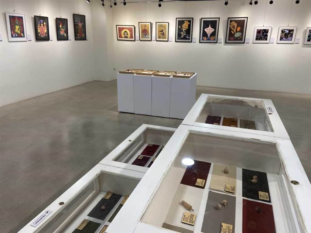 《陀螺100–林永順陀螺展暨新北市藝術教育深耕協會會員剪紙作品展》展出退休校長吳望如收藏的手工陀螺以及60至80件會員的剪紙作品。（文化局提供）